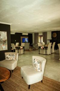 Una televisión o centro de entretenimiento en Vaal De Vue Guesthouse