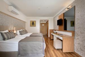 TV a/nebo společenská místnost v ubytování Annabella Diamond Hotel - All Inclusive