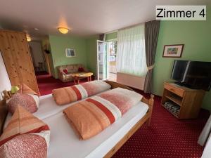 博登湖畔克雷斯波洛Landgasthof Rössle的带床和电视的客厅