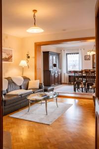 una sala de estar con un sofá y una mesa en Ferienhaus Olbernhau, en Olbernhau