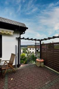 un patio con un banco y una pérgola en Ferienhaus Olbernhau, en Olbernhau