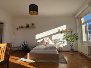 a bedroom with a bed in the middle of a room at Altstadt Studio Sankt Annenblick in Annaberg-Buchholz