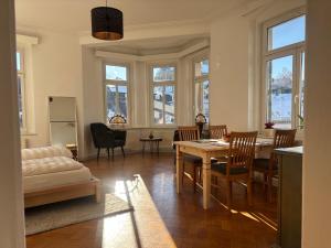 a living room with a table and a dining room at Altstadt Studio Sankt Annenblick in Annaberg-Buchholz