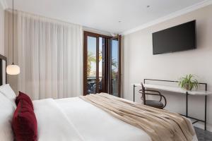 Ένα ή περισσότερα κρεβάτια σε δωμάτιο στο Civitas Suites Hotel