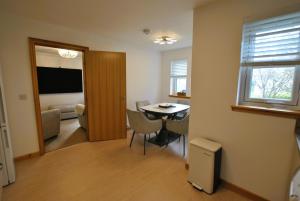 Televiisor ja/või meelelahutuskeskus majutusasutuses Seaside Nook- stylish stay by the sea