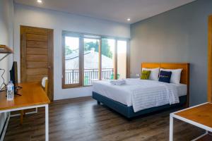 Postel nebo postele na pokoji v ubytování Urbanview Code Riverstay Yogyakarta