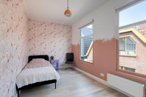 Postel nebo postele na pokoji v ubytování Luxury in Alkmaar Historic Heart