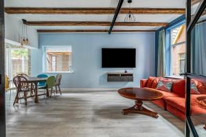 TV a/nebo společenská místnost v ubytování Luxury in Alkmaar Historic Heart