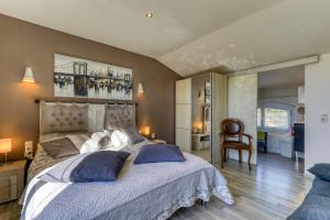 Villa Angelo - Olive Verte في Saint-Thibéry: غرفة نوم بها سرير كبير وكرسي +23 صورة