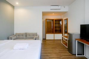 TV a/nebo společenská místnost v ubytování Urbanview Code Riverstay Yogyakarta