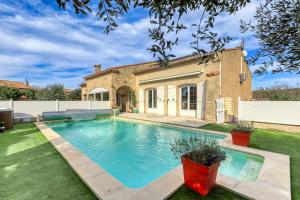 Villa Angelo - Olive Verte في Saint-Thibéry: حوض سباحة في ساحة منزل