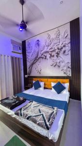 Ένα ή περισσότερα κρεβάτια σε δωμάτιο στο Kanak Bihari Yatri Niwas, 100 Meter Ram Ki Paidi, Saryu River