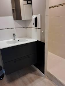 une salle de bain avec lavabo et douche dans l'établissement Joisalig, à Saint-Quay-Portrieux