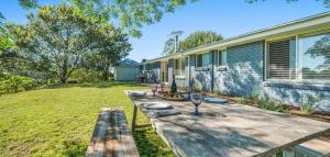 un tavolo da picnic nel cortile di una casa di Hillview Farm - Where the Country meets the Sea! a Yatte Yattah Altre 41 foto