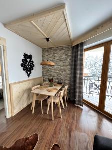 une salle à manger avec une table et des chaises dans l'établissement Siwa Skała, à Kościelisko