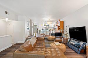 Warner Center Plaza One HeliportにあるElsa Houseのソファとテレビのあるリビングルーム