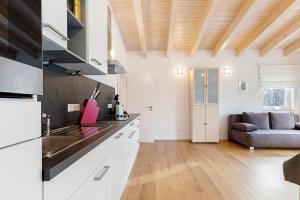 Una cocina con fregadero y un sofá en una habitación. en Rosensteinferien, en Mögglingen 32 fotos más