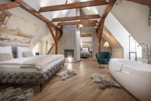 ein Schlafzimmer mit großem Bett und Badewanne in der Unterkunft Kaiserstein Palace Apartments in Prag