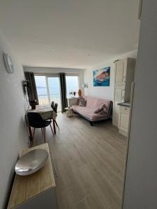 a living room with a couch and a table at Piso Sofia in Empuriabrava