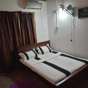 韦利格默White Walkers Villa的卧室里有一张床，配有黑白枕头