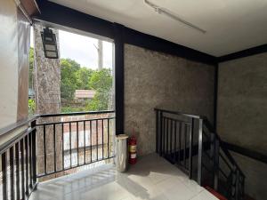 ein Balkon mit Blick auf ein Fenster und eine Treppe in der Unterkunft Flow Stay Koh Samet I10 流宿沙美島 雙人房 Double room, private bathroom, 2-5mins walk distance to pier and everywhere in Ko Samed