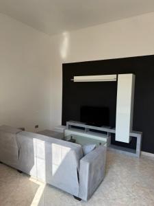 Μια τηλεόραση ή/και κέντρο ψυχαγωγίας στο Modern 1st floor apartment with balcony - Casa Berto