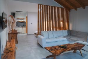 Una sala de estar con un sofá y una mesa de café. en λαλώ, en Órma