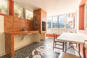 Kuchyň nebo kuchyňský kout v ubytování Santo Antonio View by Atlantic Holiday