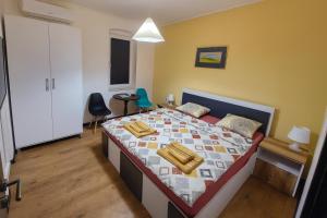 um quarto com uma cama grande em um quarto em 3 Stars Apartments em Prilep