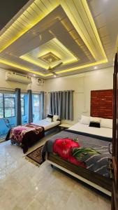 1 dormitorio con 2 camas y techo artesonado en YOU and I CAFE, en Varanasi
