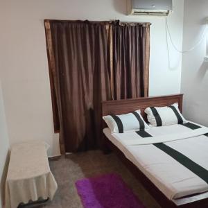 韦利格默White Walkers Villa的有两张床和一扇窗户的卧室