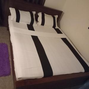 韦利格默White Walkers Villa的一张床上放着黑白相间的领带