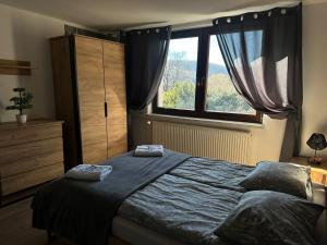 een slaapkamer met een bed met twee handdoeken erop bij Apartament Gór-SKI in Wisła +22 foto's