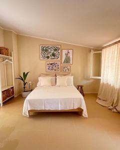 a bedroom with a large white bed in it at Il giardino di Gaia in Portoferraio