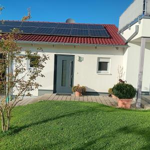 ein Haus mit Sonnenkollektoren auf dem Dach in der Unterkunft Ferienwohnung IDA in Kinsau