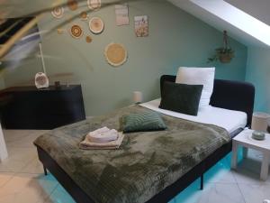 Una cama o camas en una habitación de HONOR - Green Room NEU RENOVIERT