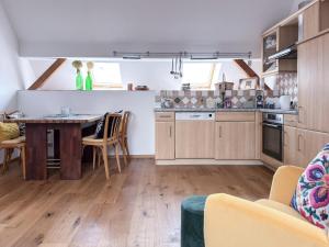 eine Küche und ein Esszimmer mit Tisch und Stühlen in der Unterkunft Rebenglück in Rohrendorf bei Krems