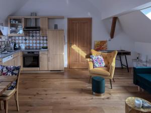 eine Küche und ein Wohnzimmer mit Tisch und Stühlen in der Unterkunft Rebenglück in Rohrendorf bei Krems