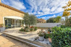 a home with a courtyard with plants and trees at Villa Angelo - Lavande in Saint-Thibéry