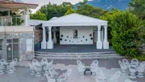 Nespecifikovaný výhled na hory nebo výhled na hory při pohledu z hotelu