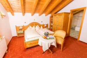 Ένα ή περισσότερα κρεβάτια σε δωμάτιο στο Gästehaus Büchele