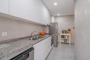 Kuchyň nebo kuchyňský kout v ubytování Bright & Cozy Apartment by HostWise