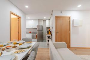 Kuchyň nebo kuchyňský kout v ubytování Bright & Cozy Apartment by HostWise