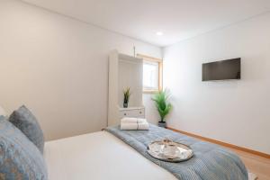 Postel nebo postele na pokoji v ubytování Bright & Cozy Apartment by HostWise