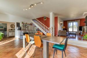 a dining room and kitchen with a table and chairs at Villa Angelo - Lavande in Saint-Thibéry