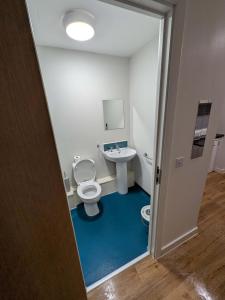 ein Badezimmer mit Toilette und Waschbecken in der Unterkunft Modern Studio Apartment in Central Newcastle in Central Station