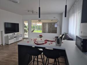 Μια τηλεόραση ή/και κέντρο ψυχαγωγίας στο Gîte Un instant de rêve à Dorlisheim, piscine intérieure chauffée, sauna