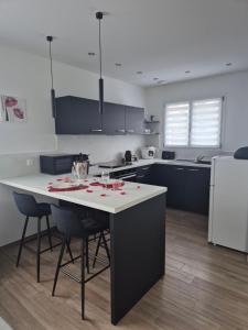 Η κουζίνα ή μικρή κουζίνα στο Gîte Un instant de rêve à Dorlisheim, piscine intérieure chauffée, sauna +3 φωτογραφίες