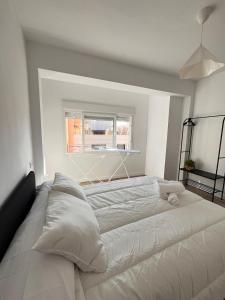 Ένα ή περισσότερα κρεβάτια σε δωμάτιο στο Apartamento moderno en Almería centro +21 φωτογραφίες