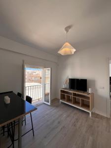 Μια τηλεόραση ή/και κέντρο ψυχαγωγίας στο Apartamento moderno en Almería centro